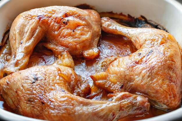 Cuisses de poulet au four dans leur propre jus libre dans un plat allant au four