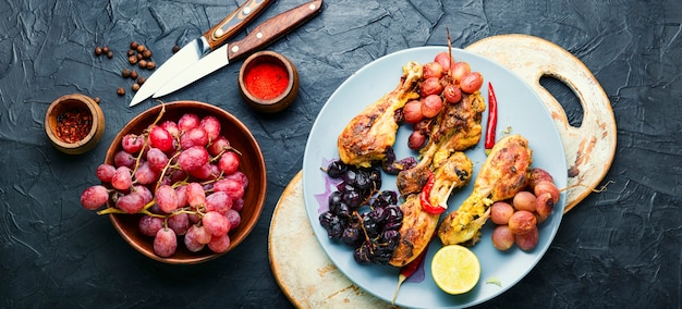 Cuisses de poulet au four avec des raisins. Cuisses de poulet rôties sur plaque