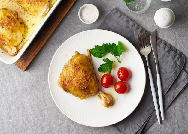 Cuisses de poulet aux tomates et à l'ail