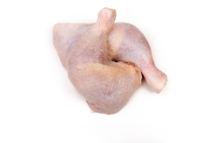 Photo cuisses de poulet cru sur blanc