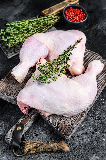 Cuisses de poulet cru frais sur une planche à découper