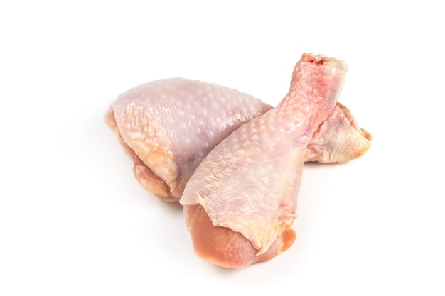 Cuisses de poulet cru isolé sur fond blanc