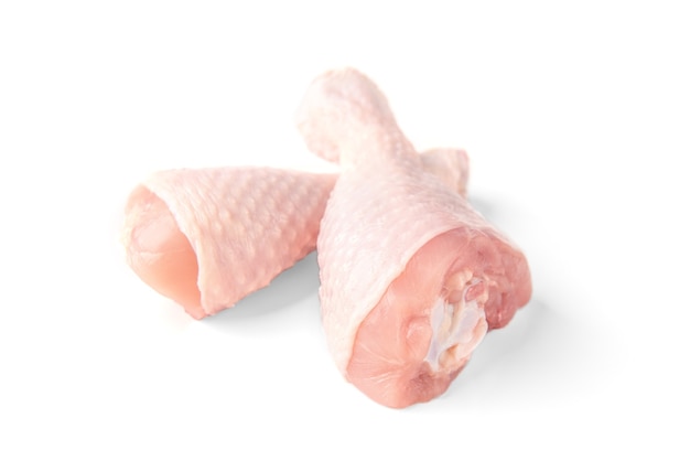 Cuisses de poulet cru isolés sur blanc.