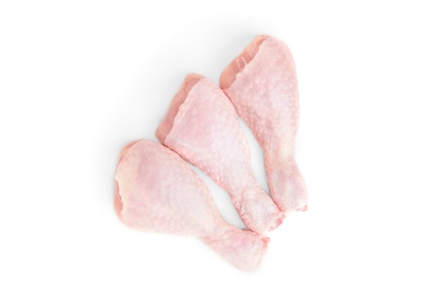 Cuisses de poulet cru isolés sur blanc