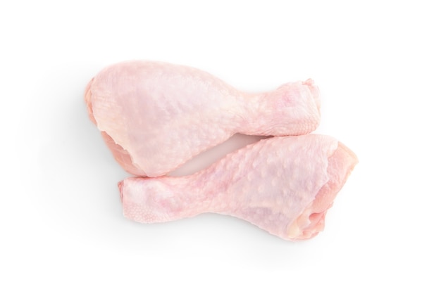 Cuisses de poulet cru isolés sur blanc