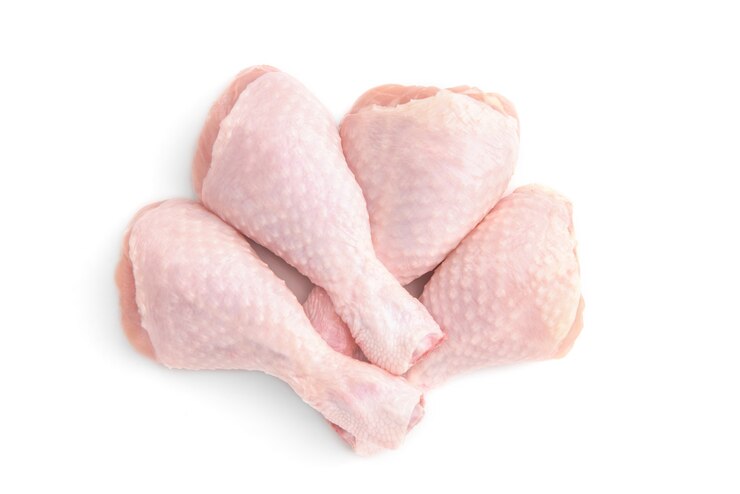 Photo cuisses de poulet cru isolés sur blanc