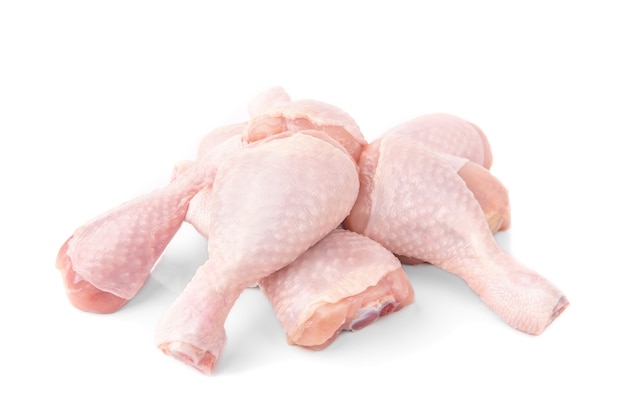 Cuisses de poulet cru isolés sur blanc