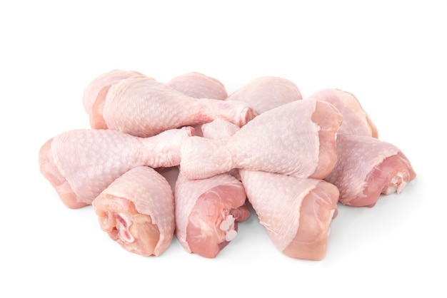 Cuisses de poulet cru isolés sur blanc