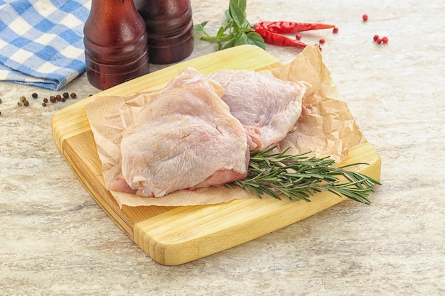 Photo cuisses de poulet crues sur le bord pour la cuisson