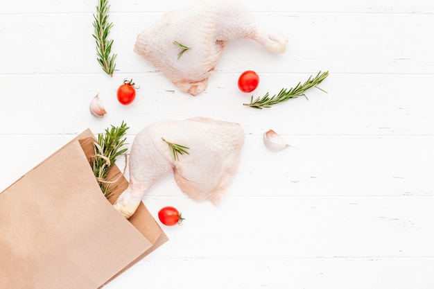 Cuisses de poulet crues fraîches aux herbes. Cuisine