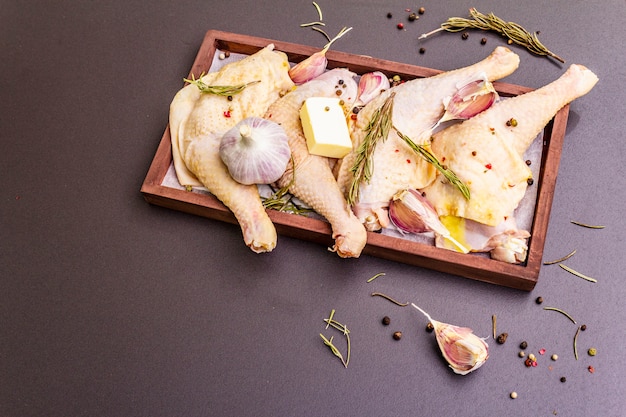 Cuisses de poulet crues. Ingrédient BIO frais pour la préparation de plats traditionnels