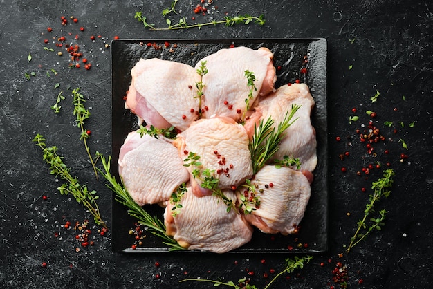 Cuisses de poulet crues avec ingrédients et épices sur fond de cuisine Viande Vue de dessus Style rustique