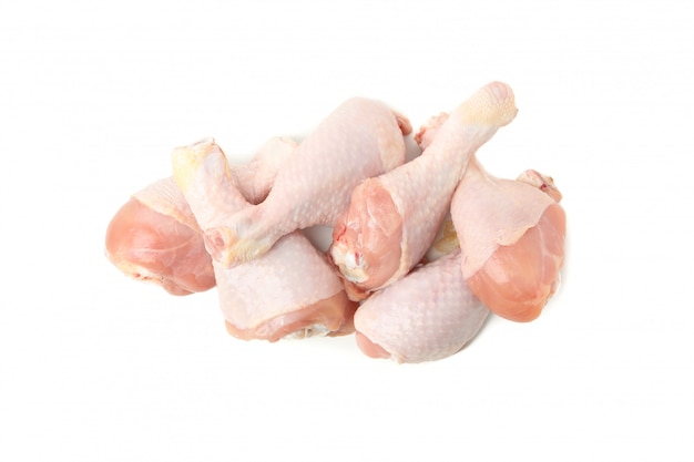 Cuisses de poulet crues isolés sur blanc