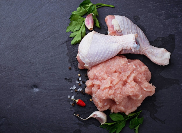 Cuisses de poulet crues et viande hachée