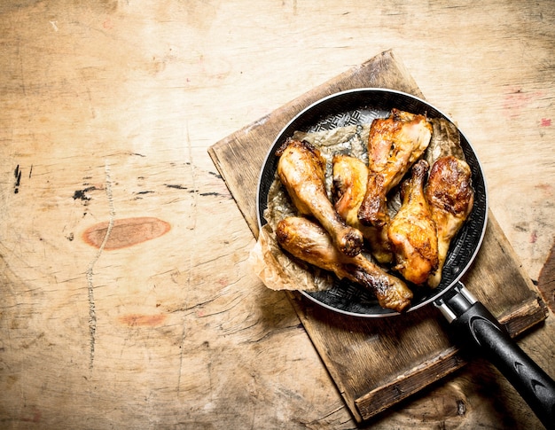 Cuisses de poulet frit dans une poêle