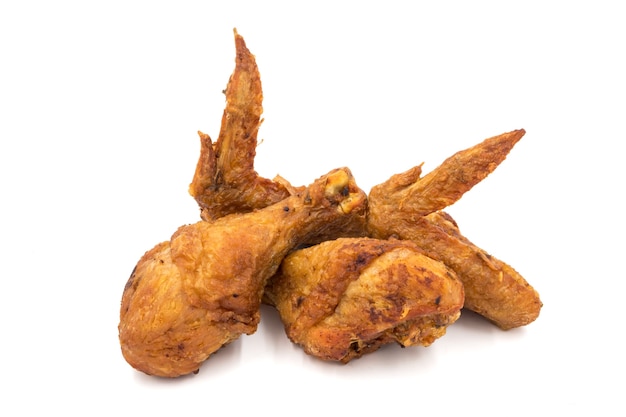 Cuisses de poulet frites et ailes sur fond blanc.