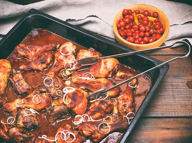 Photo cuisses de poulet frites à la croûte croustillante à la sauce tomate au miel