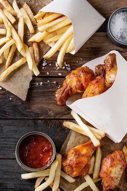 Cuisses de poulet frites avec frites