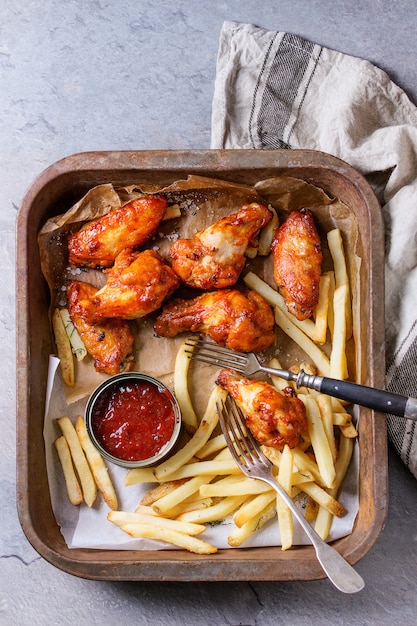 Cuisses de poulet frites avec frites