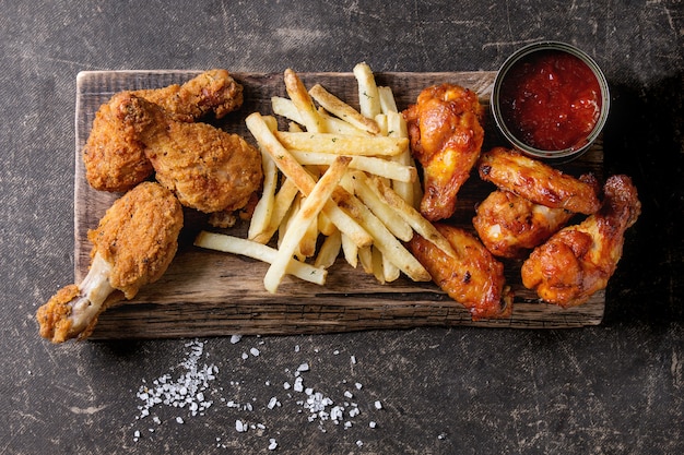 Cuisses de poulet frites avec frites