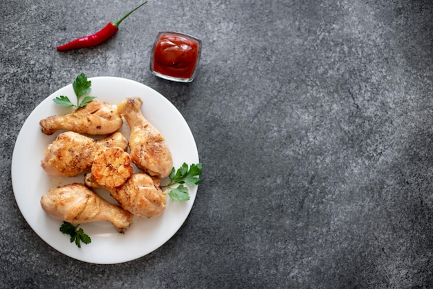 cuisses de poulet grillées aux épices sur fond de pierre