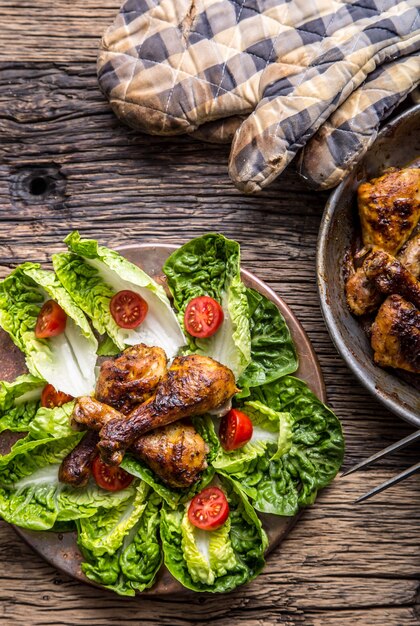 Cuisses de poulet grillées laitue et tomates cerises. La cuisine traditionnelle. Cuisine méditerranéenne.