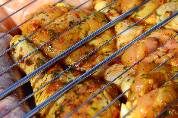 Photo cuisses de poulet marinées sur un barbecue à charbon de bois chaud