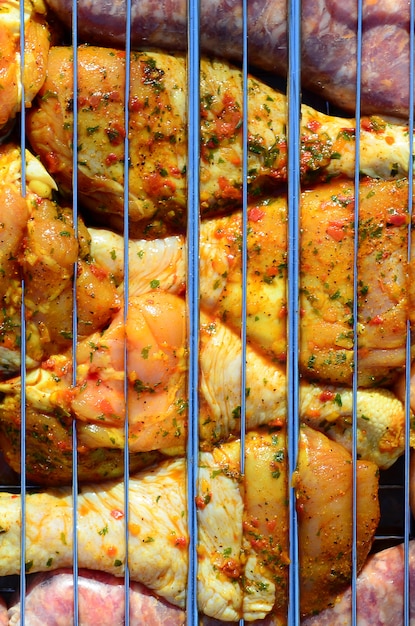 Cuisses de poulet marinées sur un barbecue à charbon de bois chaud