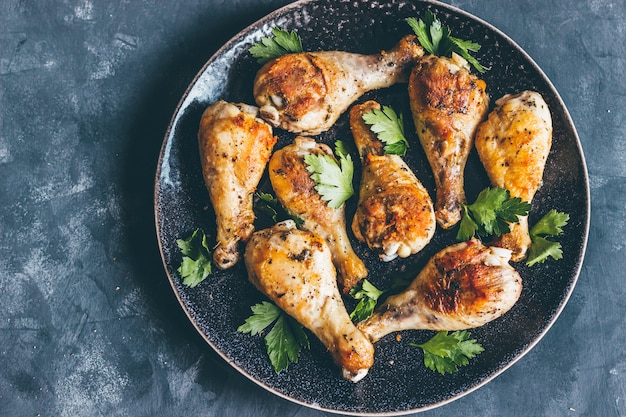 Cuisses de poulet rôties au persil sur un plat vue de dessus de style sombre