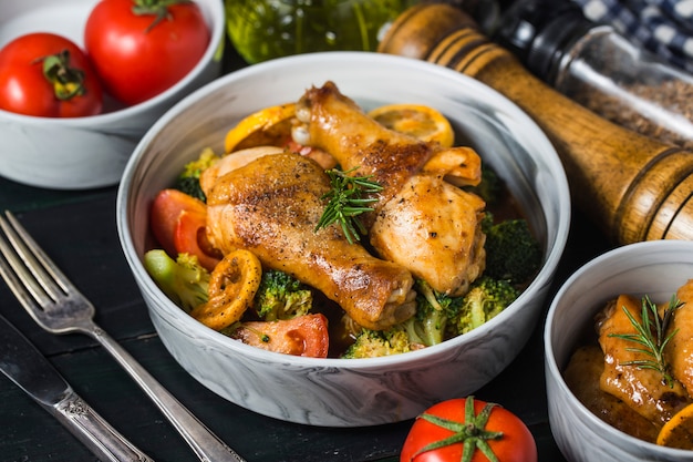 Cuisses de poulet rôties aux légumes et aux herbes