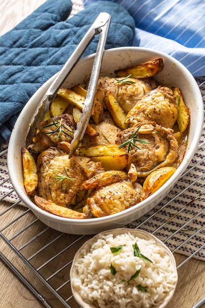 Cuisses de poulet rôties avec pommes de terre américaines dans un plat allant au four.