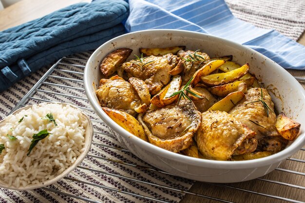 Cuisses De Poulet Rôties Avec Pommes De Terre Américaines Dans Un Plat Allant Au Four.