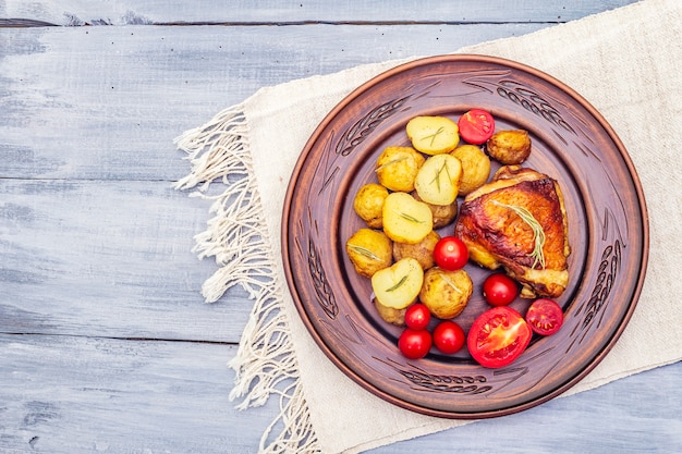 Cuisses de poulet rôties et pommes de terre grelots