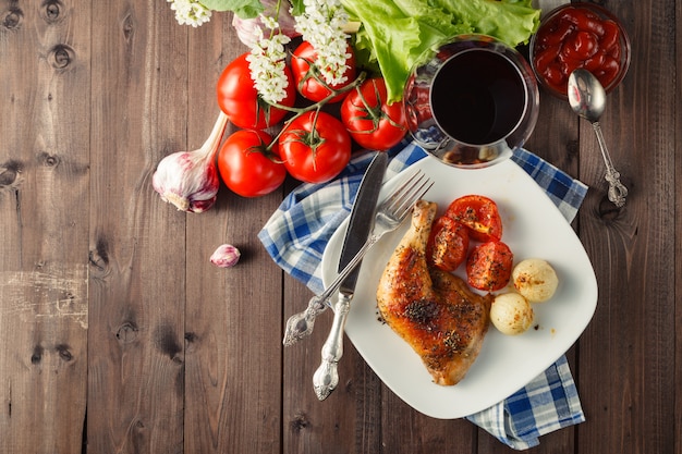 Cuisses de poulet rôties avec sauce au persil, vue de dessus