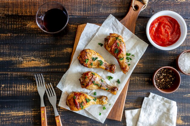 Cuisses de poulet sur une table en bois. Barbecue. Gril. Cuisine américaine. Recette. Rustique.