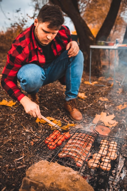 Cuisson des aliments sur le concept de camping feu de joie