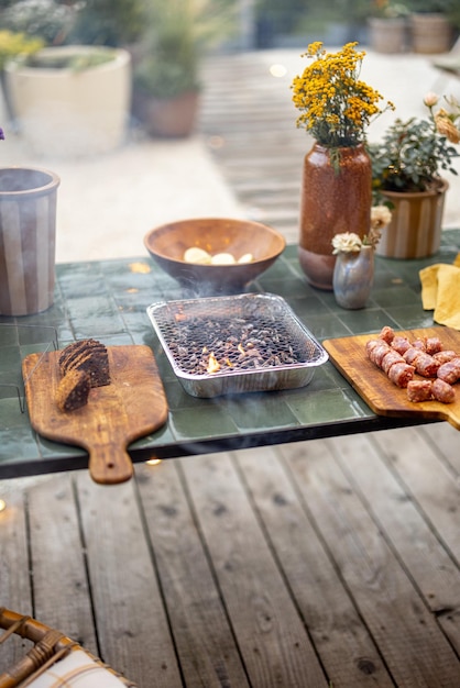 Cuisson des aliments sur un gril jetable à l'arrière-cour