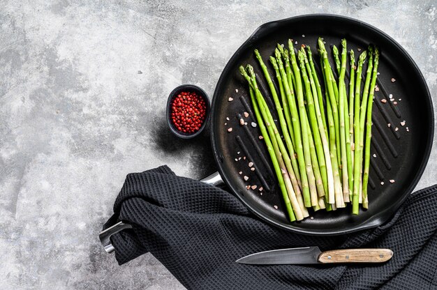 Cuisson des asperges vertes dans une poêle