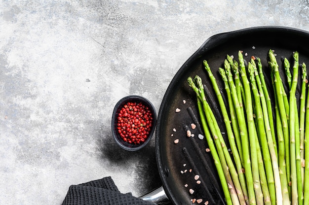 Cuisson des asperges vertes dans une poêle