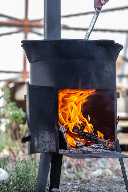 Cuisson au chaudron sur feu ouvert dans la nature