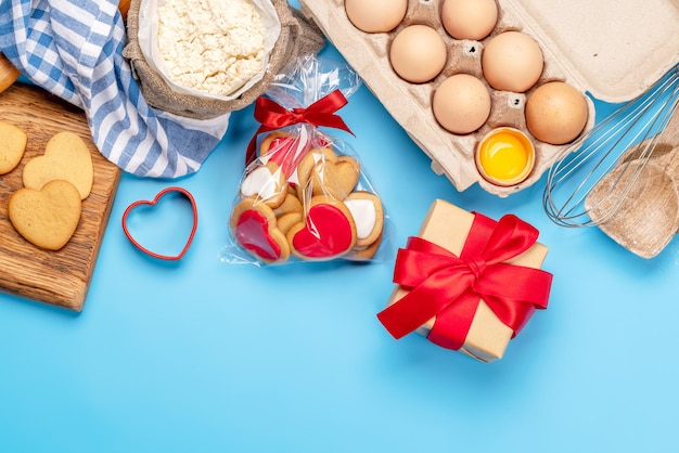 Cuisson des biscuits au coeur de pain d'épice pour la Saint Valentin