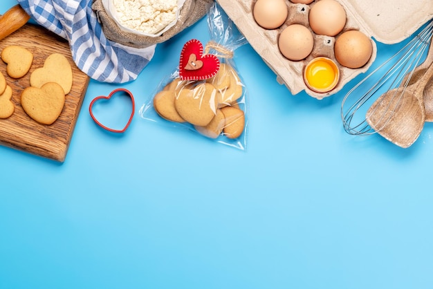 Cuisson des biscuits au coeur de pain d'épice pour la Saint Valentin