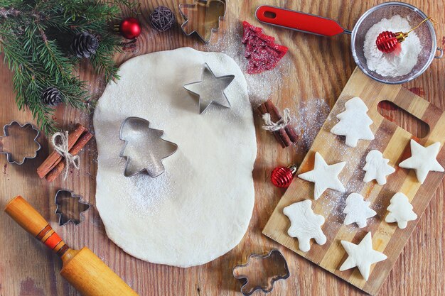 Photo cuisson des biscuits au gingembre la veille de noël dans la cuisine à la maison