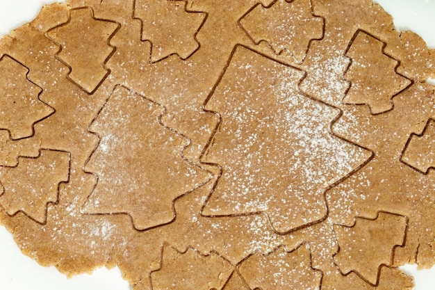 Cuisson des biscuits au pain d'épice faits maison Chiffres du Nouvel An à partir de pâte préparée pour la cuisson