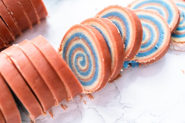 Cuisson de biscuits au sucre rouges, blancs et bleus pour la célébration du 4 juillet.