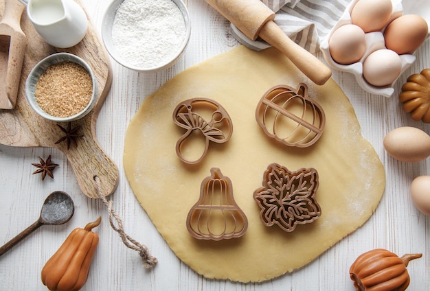 Cuisson des biscuits sous forme de citrouille et de feuilles