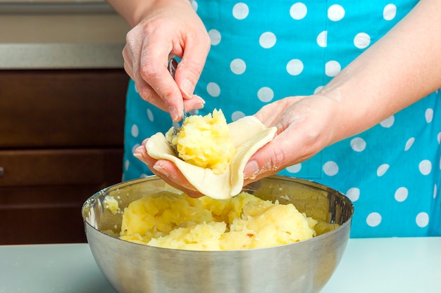 Cuisson des boulettes végétariennes avec de la purée de pommes de terre dans la cuisine à domicile.