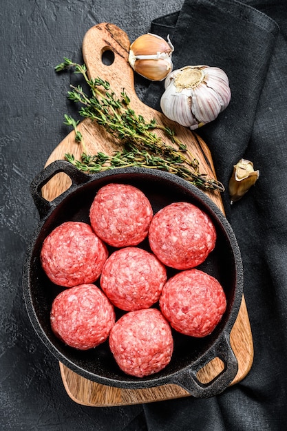 Cuisson des boulettes de viande de porc hachée dans une poêle