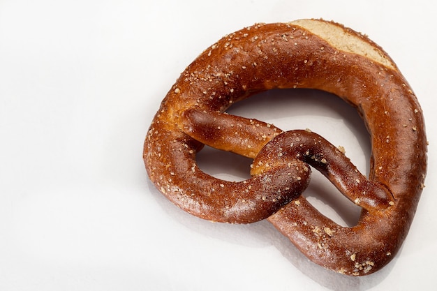 Cuisson des bretzels sur fond blanc. Isoler. Fond blanc. Copiez l'espace.