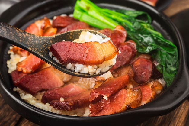 Cuisson à La Cantonaise Du Riz En Terre Cuite Avec Des Viandes Cirées